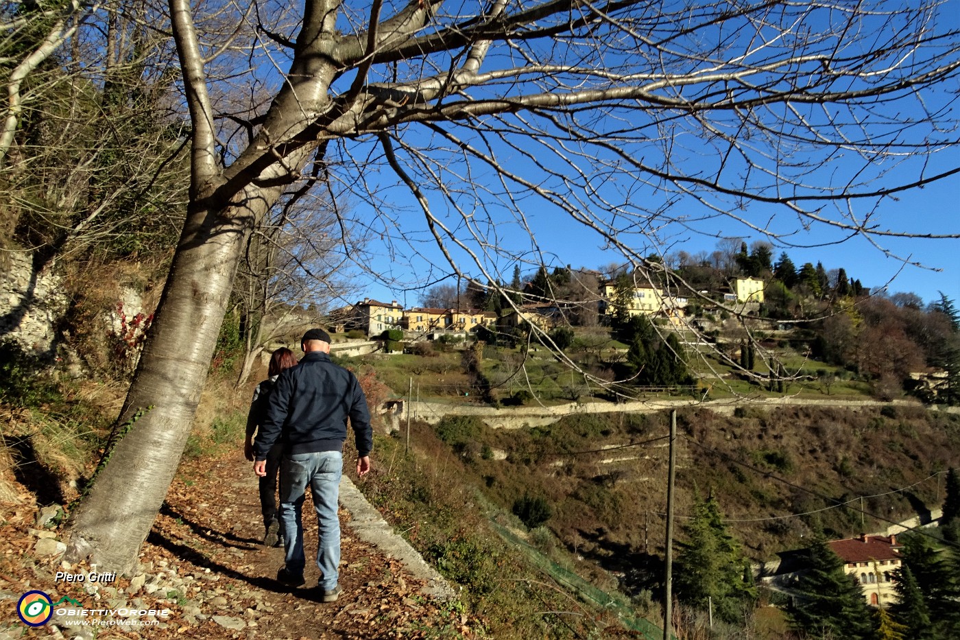 24 In via del Rione con vista sul Monte Bastia.JPG